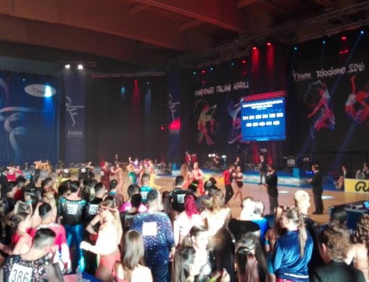 Grandi risultati per gli atleti della Robert Fashion Dance Toscana agli assoluti di Rimini Grandi risultati per gli atleti della Robert Fashion Dance Toscana agli assoluti di Rimini